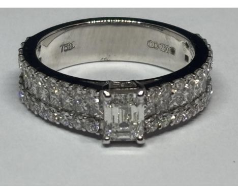 AN 18 CARAT WHITE GOLD RING STUDDED WITH EMERALD STEP, PRINCESS AND ROUND CUT DIAMONDS(0.44 + 0.66 + 0.82 CARATS) SIZE M GROS