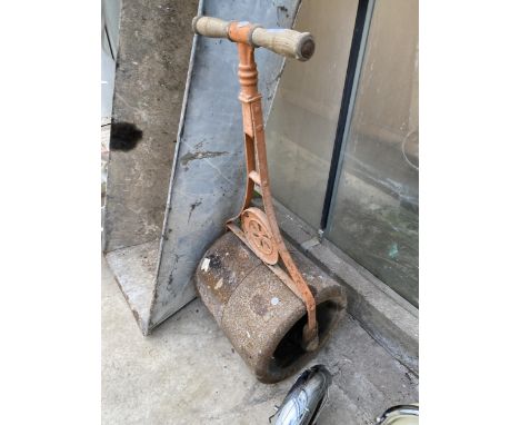 A SMALL VINTAGE CAST IRON GARDEN ROLLER