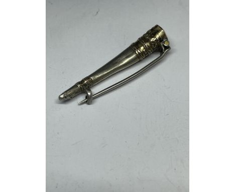 A VINTAGE INDISINCT MARKED SILVER AND GILT HORN BROOCH IN A PRESENTATION BOX