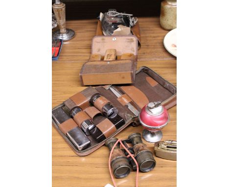 A QUANTITY OF VINTAGE COLLECTABLES TO INCLUDE A PIFCO TRAVEL IRON, TITTERTON SHOE SHINE SET, MENS GROOMING CASE, ETC.,