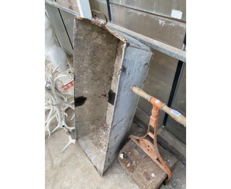 A VINTAGE GALVANISED TIN BATH