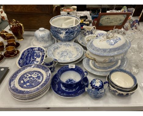 A LARGE QUANTITY OF VINTAGE BLUE AND WHITE POTTERY TO INCLUDE SERVING BOWLS, A LIDDED TUREEN, PLATTERS, A CHEESE BELL, BOWLS,