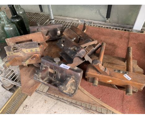 AN ASSORTMENT OF VARIOUS VINTAGE WOOD PLANES