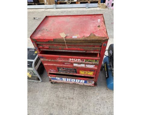 A METAL SNAP ON TROLLEY TOOL CHEST