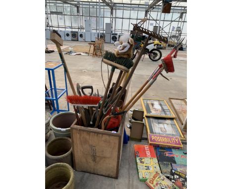 A LARGE ASSORTMENT OF GARDEN TOOLS TO INCLUDE RAKES, HOES AND SPADES ETC