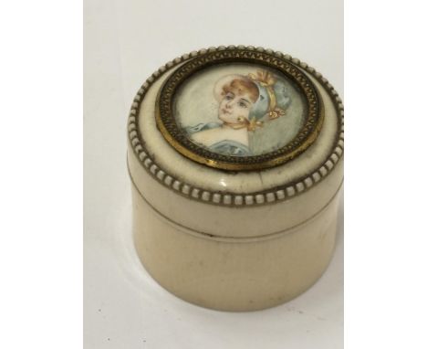 AN 18TH/ 19TH CENTURY SMALL BONE BOX WITH TINY POWDER PUFF AND PORTRAIT MINIATURE TO THE LID, SIGNED, HEIGHT 3CM, DIAMETER 3.