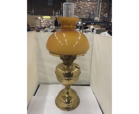 A VINTAGE BRASS OIL LAMP WITH MUSTARD GLASS SHADE AND FUNNEL, HEIGHT 52CM
