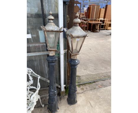 A PAIR OF VINTAGE CAST IRON COURTYARD LAMP POST WITH DECORATIVE TOPS (H:160CM)