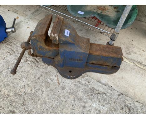A LARGE HEAVY DUTY RECORD NO.25 BENCH VICE