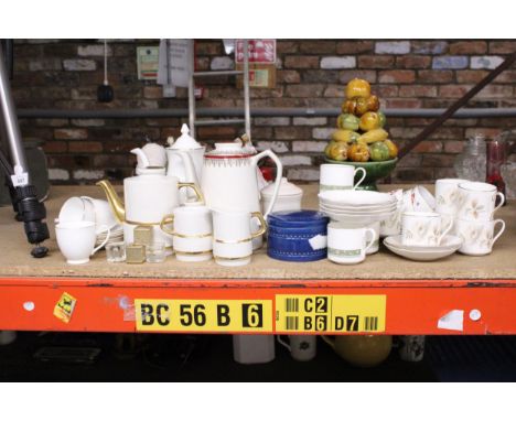 A QUANTITY OF TEAWARE TO INCLUDE ROYAL DOULTON 'YORKSHIRE ROSE' CUPS AND SAUCERS, TEAPOTS, JUGS, ETC