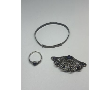 THREE HALLMARKED VICTORIAN SILVER ITEMS OF JEWELLERY TO INCLUDE A BANGLE, BROOCH AND RING