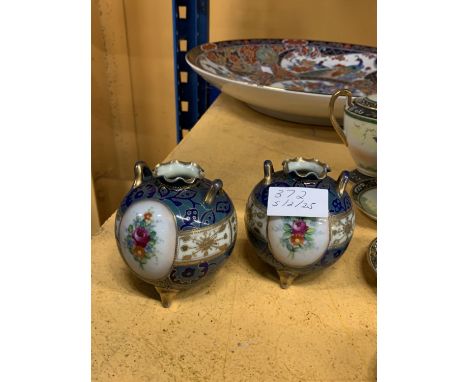 A PAIR OF NORITAKE JAPANESE HAND PAINTED FLORAL DESIGN CAULDRON TRIPOD VASES WITH GOLD MORIAGE
