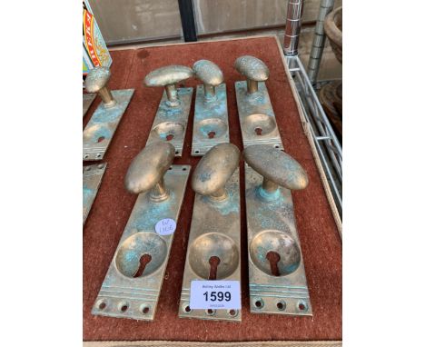 SIX VINTAGE AND DECORATIVE COPPER DOOR KNOBS WITH KEYHOLE