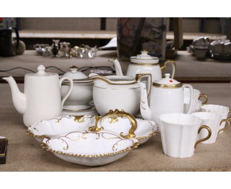 A QUANTITY OF TEA WARE TO INCLUDE WEDGWOOD CUPS, H &amp; K TUNSTALL TEAPOTS, JUGS, ETC
