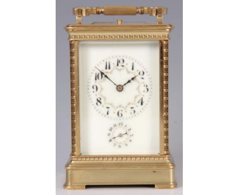 A LATE 19TH CENTURY ORNATE FRENCH REPEATING CARRIAGE CLOCK with bobbin edged brass case and shaped folding handle, having bev