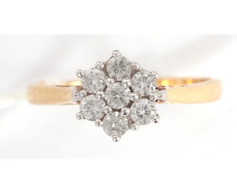 AN 18K YELLOW GOLD CLUSTER DIAMOND RING formed as a flower head, app. 3.1g