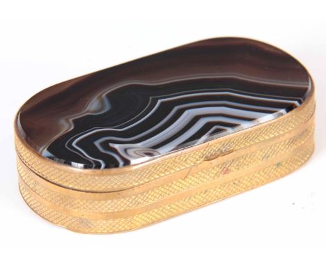 A 19TH CENTURY FRENCH RECTANGULAR PILL BOX with agate top and base joined by a gilt brass engine turned surround 10cm wide 6c