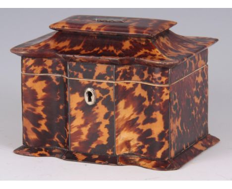 AN EARLY 19TH CENTURY SARCOPHAGUS TORTOISESHELL TEA CADDY with raised platform lid above a double concave shaped front enclos