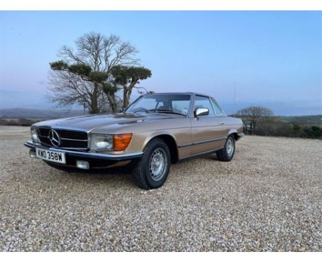 Well maintained 2.8-litre R107 in a super colour combination with a matching hard top. Delightfully presented in Champagne (4