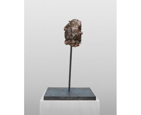 FÖRG, GÜNTHER1952 Füssen - 2013 FreiburgTitel: Ohne Titel. Datierung: 1990. Technik: Bronze. Auf Eisenständer. Maße: 47,5 x 3