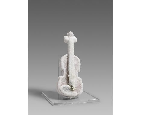 LANDAU, SIGALIT1969 JerusalemTitel: Violin. Datierung: 2016. Technik: Violine und Salzkristalle. Maße: 64 x 24 x 13cm. Sockel