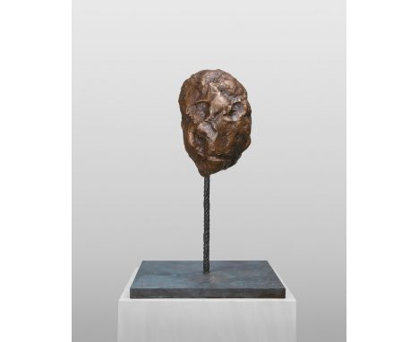 FÖRG, GÜNTHER1952 Füssen - 2013 FreiburgTitel: Ohne Titel. Datierung: 1990. Technik: Bronze. Auf Eisenständer. Maße: 47,5 x 3