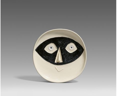 PICASSO CERAMICS, PABLO1881 Malaga - 1973 MouginsTitel: Head with Mask. Datierung: 1956. Technik: Weißes Steingut, partiell f