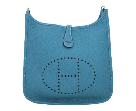 HERMÈS Umhängetasche "EVELYNE III 29". Koll. 2023. Leder in New Bleu Jean mit silberfarbener Hardware. Textiler Schultergurt,