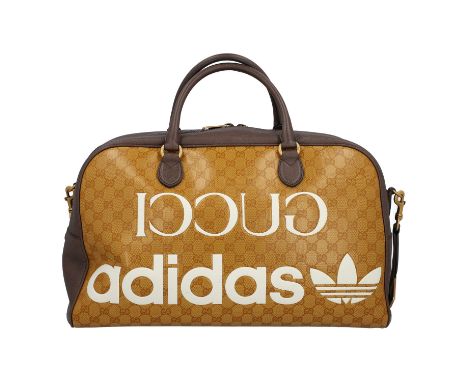 GUCCI x ADIDAS Weekender. Limitierte Edition. Sammlerstück. Beschichtetes Canvas mit GG-Supreme, goldfarbener Hardware un wei