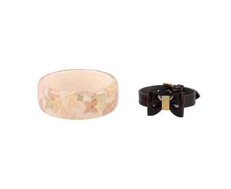 LOUIS VUITTON Armband-Konvolut. Armreif in Nude mit Monogram und Blüten-Design. Vernis Leder Band in Braun mit goldfarbener H