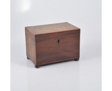 Georgian mahogany tea caddy, rectangular form, boxwood outlines, bun feet, 20.5cm.