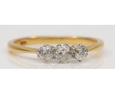 An 18ct gold three stone old cut diamond dress ring, O, 2.2gm. 