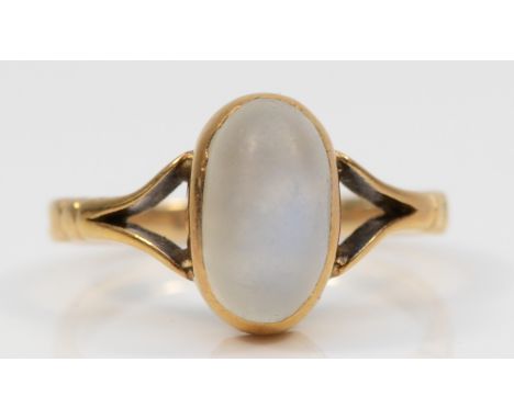 A 9ct gold single stone moonstone dress ring, M, 2.9gm. 