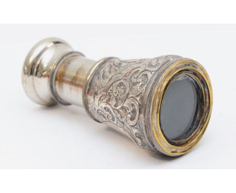 An Edward VII silver cased opera glass, by AL, London 1904, with embossed floral decoration, 8 cm.Clear image when looking th