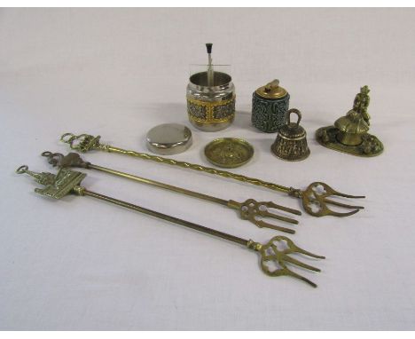 Tobacciana and brass ware to include a pop up cigarette dispenser and Calibri Irish porcelain lighter, brass inkwell etc