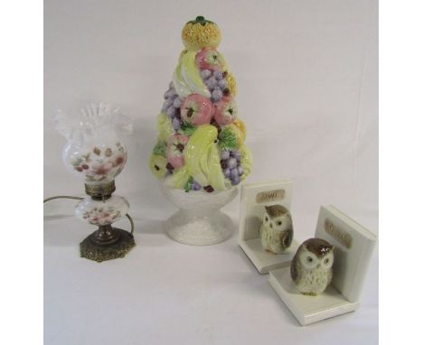 Electric oil lamp style lamp, Otagiri Owl bookends and large pot bowl of fruit approx. 48cm tall
