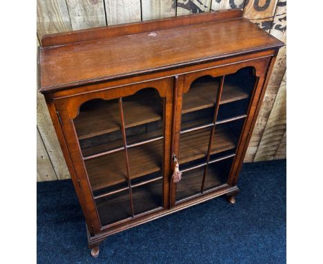 Early 20th century two door bookcase. Comes with key. 115x88x28.5cm. 