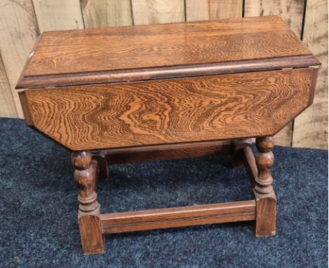 Small vintage oak drop end side table. 45.5x58cm. 