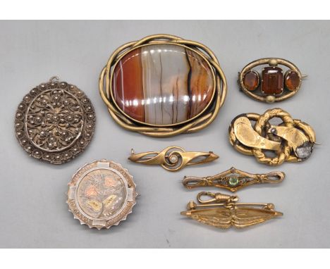 Collection of Victorian and later jewellery; gilt metal and agate brooch, Various bar brooches and silver tone brooches.