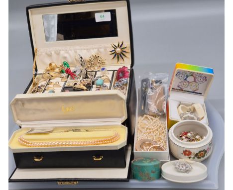 Tray full of jewellery; Vintage brooches, dress rings, earrings, necklaces and various other items.