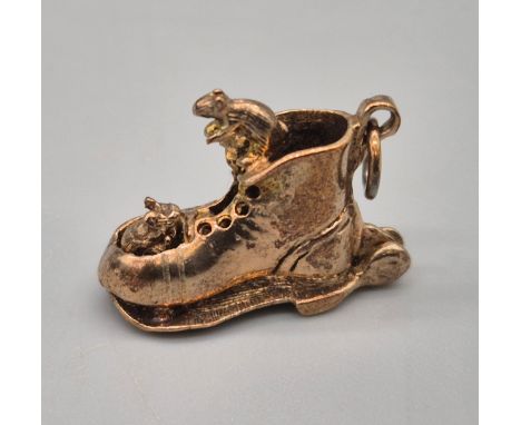 9ct yellow gold mice and the boot charm bracelet. 3.42grams. 