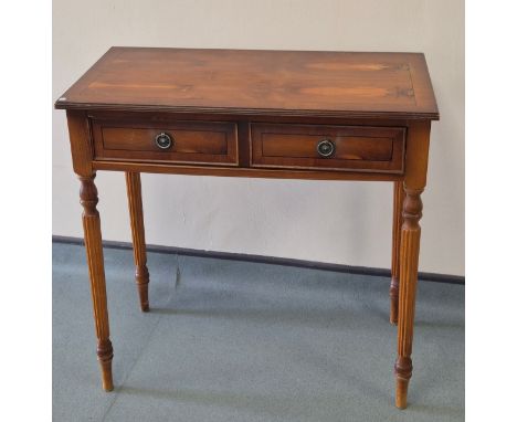 Yew wood console table. Fitted with two drawers. Turned legs. 75x75.5x38.5cm. 
