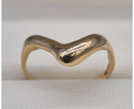 18ct yellow gold wish bone style ring. 2.28grams. Ring size K. 