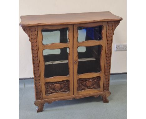 Early 20th century Mahogany display cabinet. Carved wood and glass double door. Comes with key. 90x92x36.5cm. 