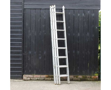 An aluminium extending ladder726cm long overall