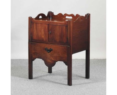 A George III mahogany tray top commode, on square chamfered legs59w x 46d x 77h cm