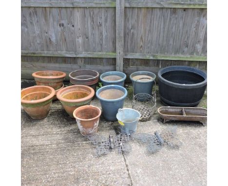 A collection of glazed garden pots, together with a large tub shaped planter, 41 cm high, and various garden items