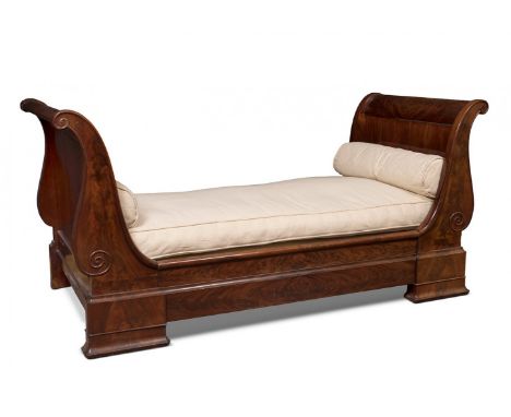 Lit en Bateau; Restoration period, early 19th century.Mahogany.It has a removable structure.Slight cracks in the cotton uphol