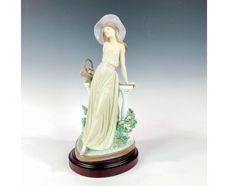 Retired figurine with a glossy finish and Lladro backstamp on bottom. The wooden base measures 7.5"L x 6.75"W x 1.25"H. This 