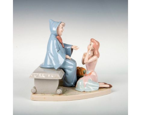 Retired figurine, with a glossy finish and Lladro backstamp on bottom. This item has its original box: 13.25"L x 11.25"W x 11